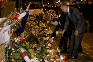 Attentats de Paris : Obama visite dans la nuit le Bataclan pour un hommage aux victimes
