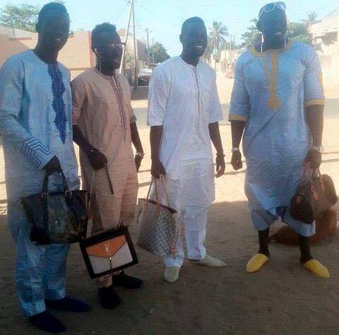 Tendance Wally Seck: les hommes se promènent avec des sacs à mains!