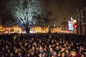 Londres: Les fans de David Bowie chantent et dansent pour lui rendre hommage.