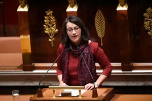 Déchéance de nationalité française: critiquée, Duflot accuse Valls