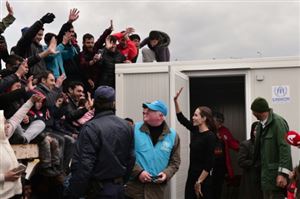 Angelina Jolie en Grèce pour la cause des migrants, bousculade médiatique