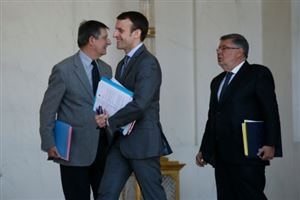 Emmanuel Macron se précipiterait-il ? se demande la presse quotidienne