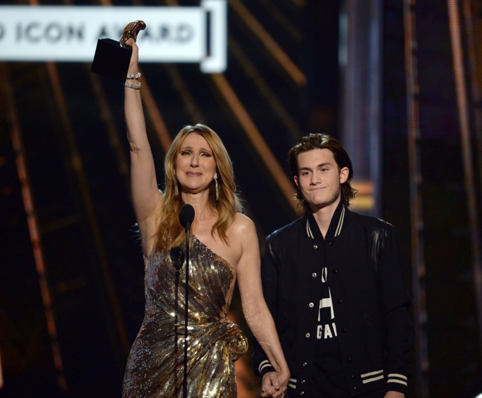 Billboard Music Awards : Céline Dion décorée après avoir interprété « The Show Must Go On »