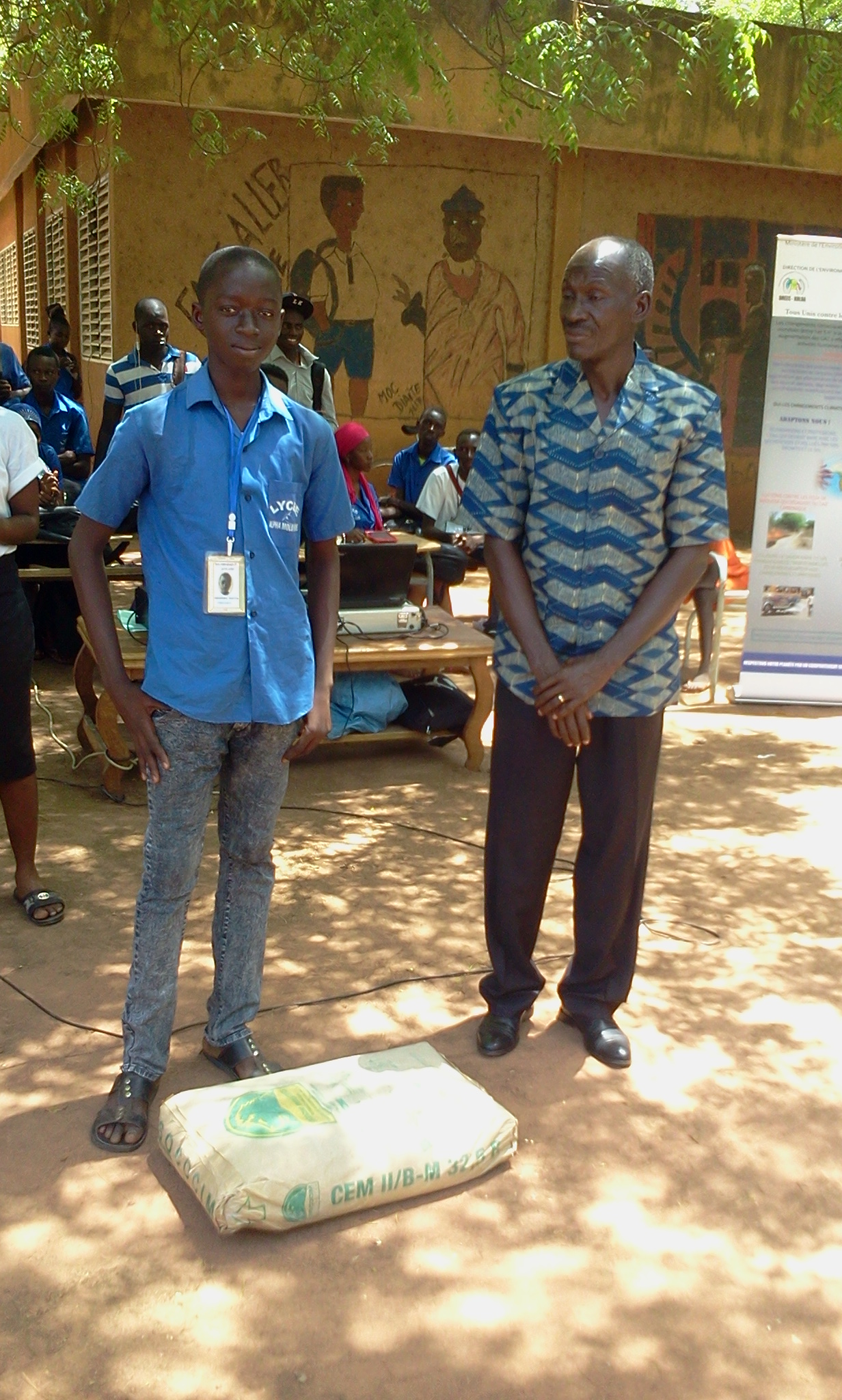 Kolda: Les élèves du lycée Alpha Molo BALDE offrent une tonne de ciment à leur établissement