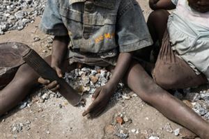 Burkina Faso : une enfance à casser des cailloux dans les mines de granit