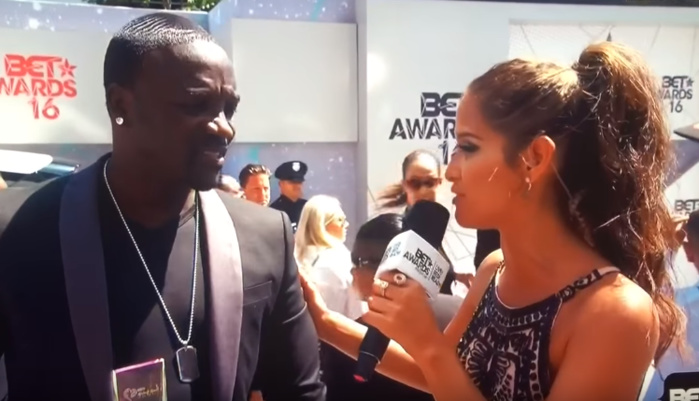 Akon fustige le système américain sur Al Jazeera :  » il n’a jamais été bâti pour des Noirs « 