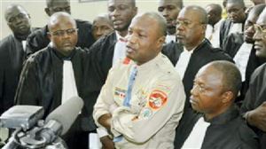 Violent coup de pied à l’une de ses danseuses: le chanteur Koffi Olomide reste en prison