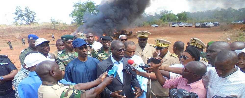 KOLDA : Trois ministres, à la cérémonie d’incinération de matériel pris sur des trafiquants de bois