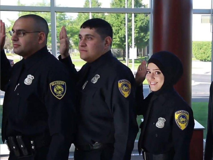 Une autre leçon des USA à la France: Une policière musulmane voilée acceptée au Michigan Une autre leçon des USA à la France: Une policière musulmane voilée acceptée au Michigan