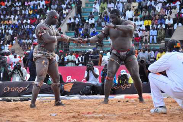 Lutte : Modou Lô met Gris Bordeaux sur quatre appuis facilement!