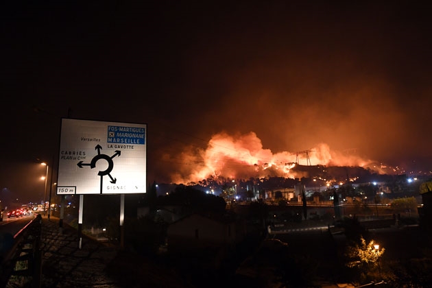Gros incendies de garrigue aux portes de Marseille: des images très impressionnantes