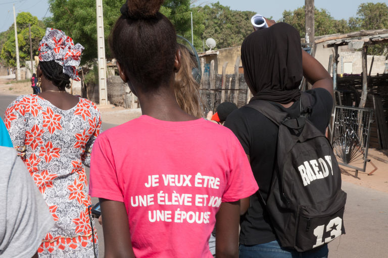 une-membre-du-club-de-jeunes-filles-du-quartier