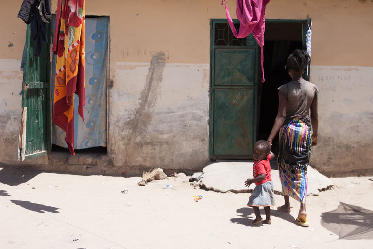 une-mere-adolescente-de-sintian-avec-son_enfant