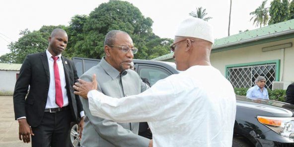 Guinée : Les dessous de la réconciliation entre Alpha Condé et Cellou Dalein Diallo (Jeune Afrique) Guinée : Les dessous de la réconciliation entre Alpha Condé et Cellou Dalein Diallo (Jeune Afrique)