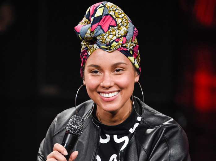 Alicia Keys ne se maquille plus, mais un petit peu quand même Sa maquilleuse de l'ombre s'est expliquée à la presse. Alicia Keys ne se maquille plus, mais un petit peu quand même Sa maquilleuse de l'ombre s'est expliquée à la presse.