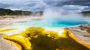 Alors que sa soeur le filme, un jeune homme tombe dans une source de Yellowstone et se dissout dans les eaux acides
