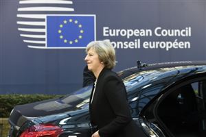 Brexit: Michel Barnier presse Theresa May