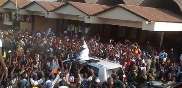 Arrivée d’Adama Barrow en Gambie : une foule monstre en liesse!