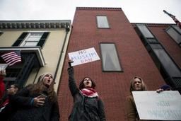 Décret Trump: manifestations à la Maison Blanche et dans les aéroports