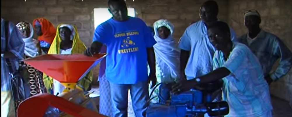 MEDINA YORO FOULA : Le RADI offre une décortiqueuse aux femmes de Niaming