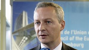 Fillon mis en examen: il reste candidat à la présidentielle, mais un de ses soldats démissionne