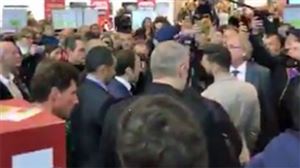 Présidentielle française : Macron reçoit un oeuf en pleine tête au salon de l&rsquo;Agriculture