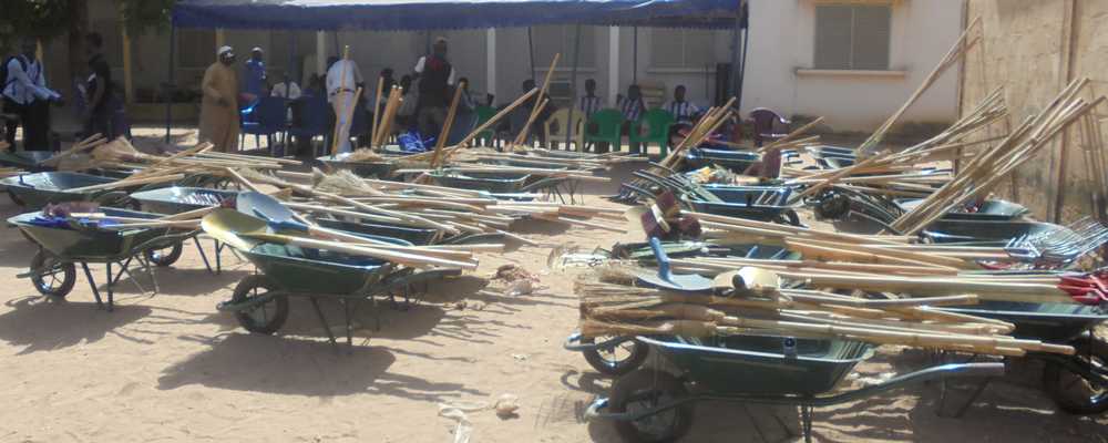 Le Cercle des Ecrivains de Kolda offre du matériel de nettoiement aux ASC.