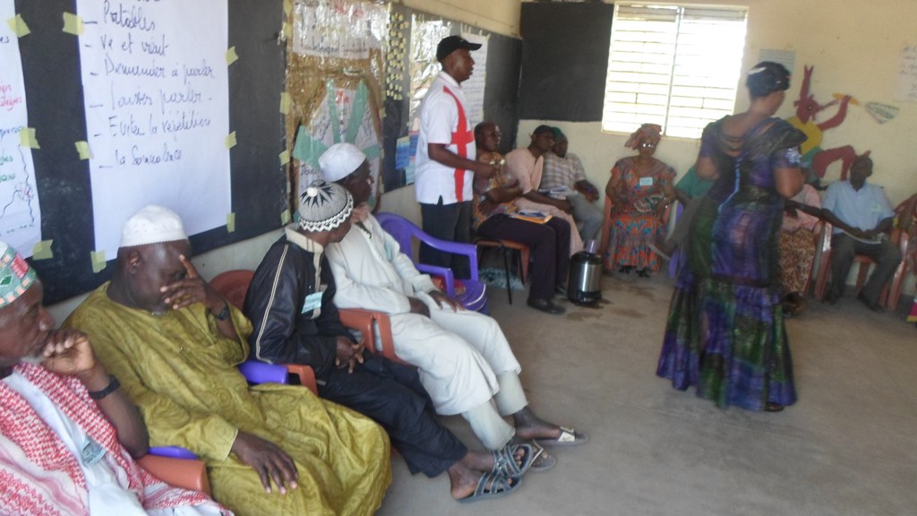 Forum intergénérationnel à Vélingara : grand mères, adultes et filles dégagent ensemble des solutions …