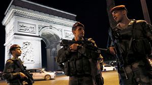 Attentat des Champs-Elysées: avis de recherche pour un second suspect arrivé en train depuis la Belgique?