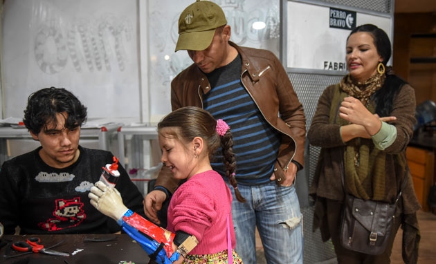 Nés sans main, Shaio et Daniel ont retrouvé le sourire grâce à quatre jeunes Colombiens (photos)