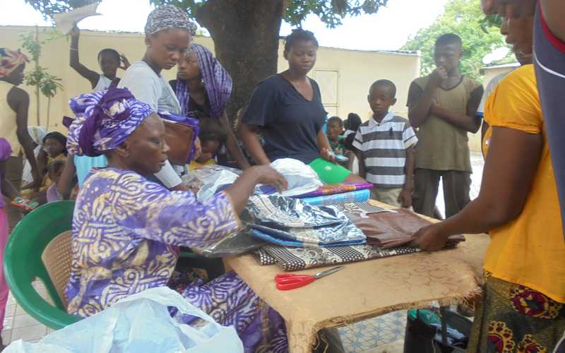 TABASKI :Gnagna Fall offre des vêtements aux personnes nécessiteuses.