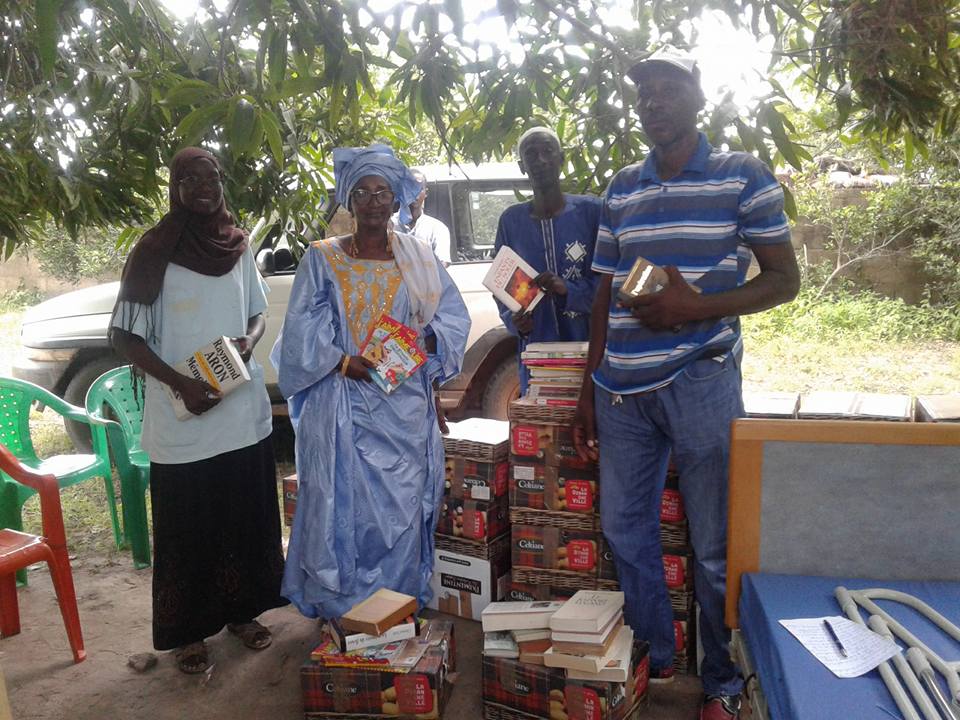Kandia : Néné Soumboundou  offre 8 lits d’hôpital  et 30 cartons de livres à la commune de Kandia