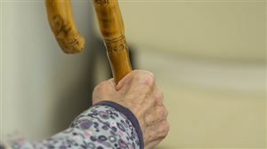 Alsace (France) : Mamie Jacqueline, 90 ans, fait fuir un cambrioleur grâce à sa canne!