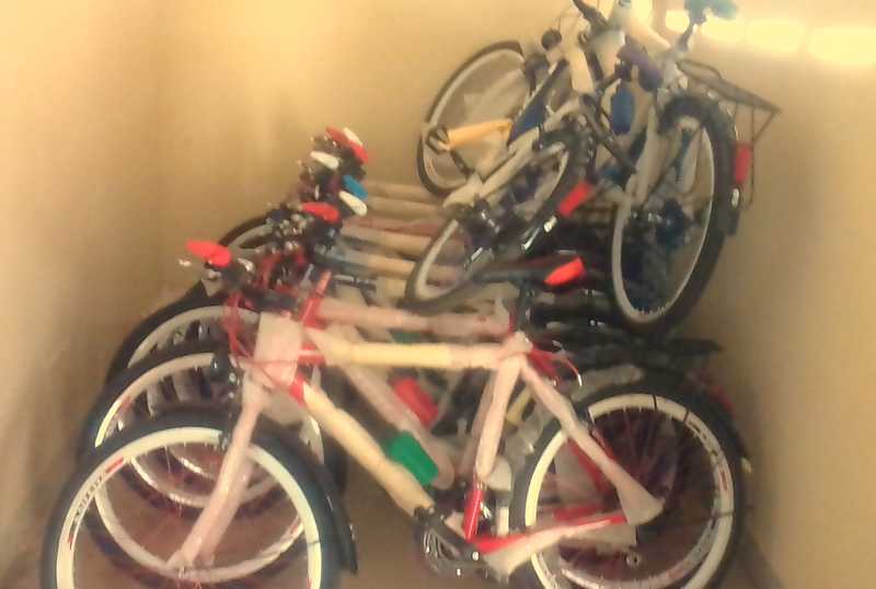 MAMPATIM : le maire distribue des vélos aux conseillers municipaux