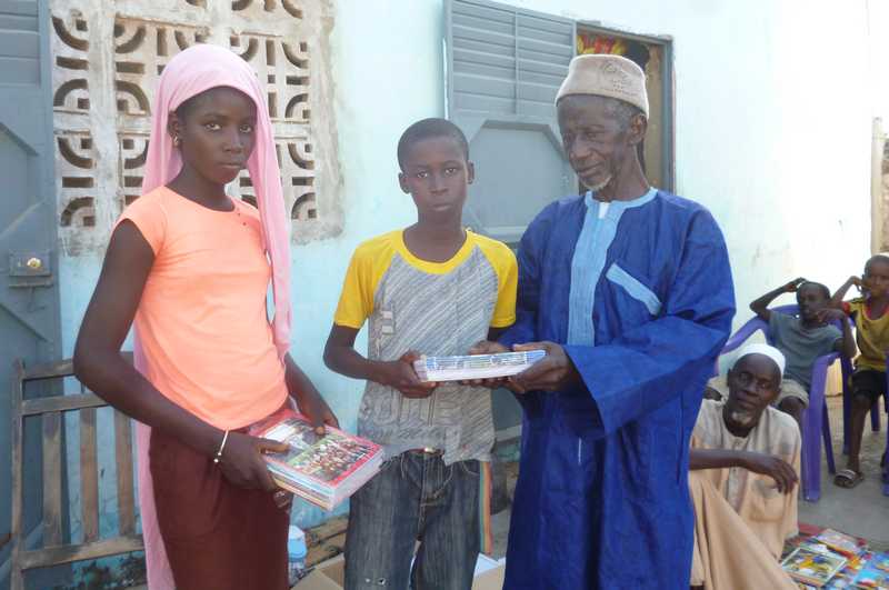 KOLDA :Enda Jeunesse Action offre des fournitures scolaires à des enfants nécessiteux