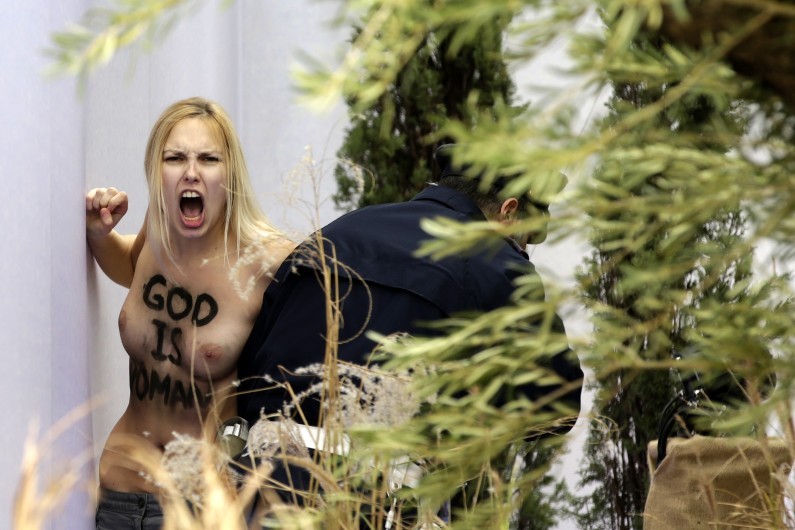 Une Femen seins nus s’empare de l’enfant Jésus