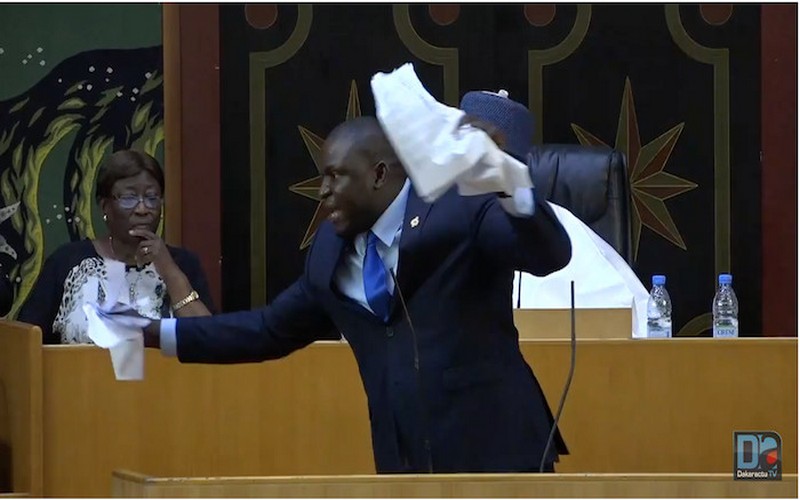 Toussaint Manga déchire le projet de loi sur le parrainage