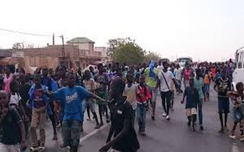 Les élèves de Sibassor improvisent une grande marche sur la RN1