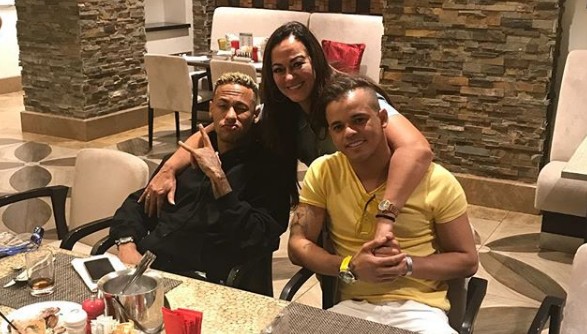 Moqué par Eric Cantona de porter des spaghettis : Neymar se décoiffe ! (Photo)