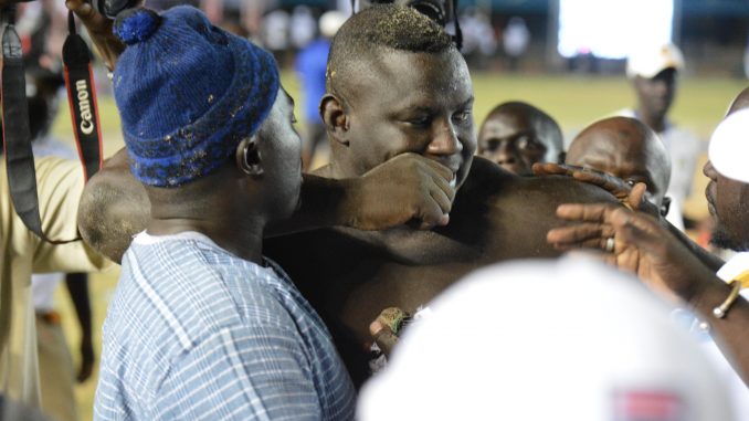 Mbour : B52 fond en larmes, sa maman le console