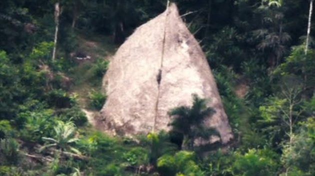Une tribu isolée de la forêt amazonienne découverte et filmée grâce à un drône
