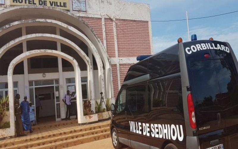 Un comité d’initiatives octroie un corbillard de dernière génération à Sédhiou