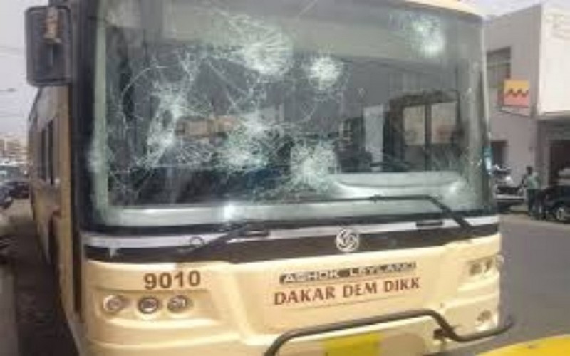 Affrontements entre pro-Khalifa Sall et policiers : des bus de Dakar Dem Dikk caillassés