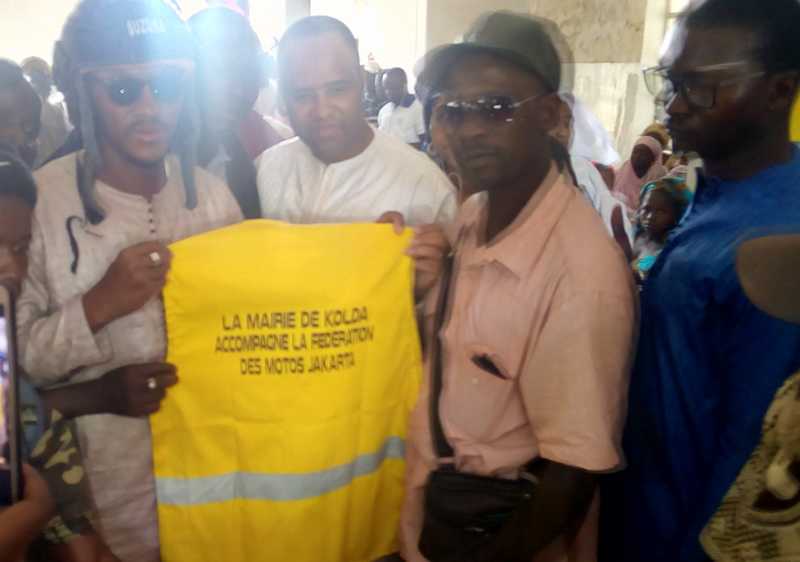 Le Maire de Kolda donne des équipements aux conducteurs de mototaxis.