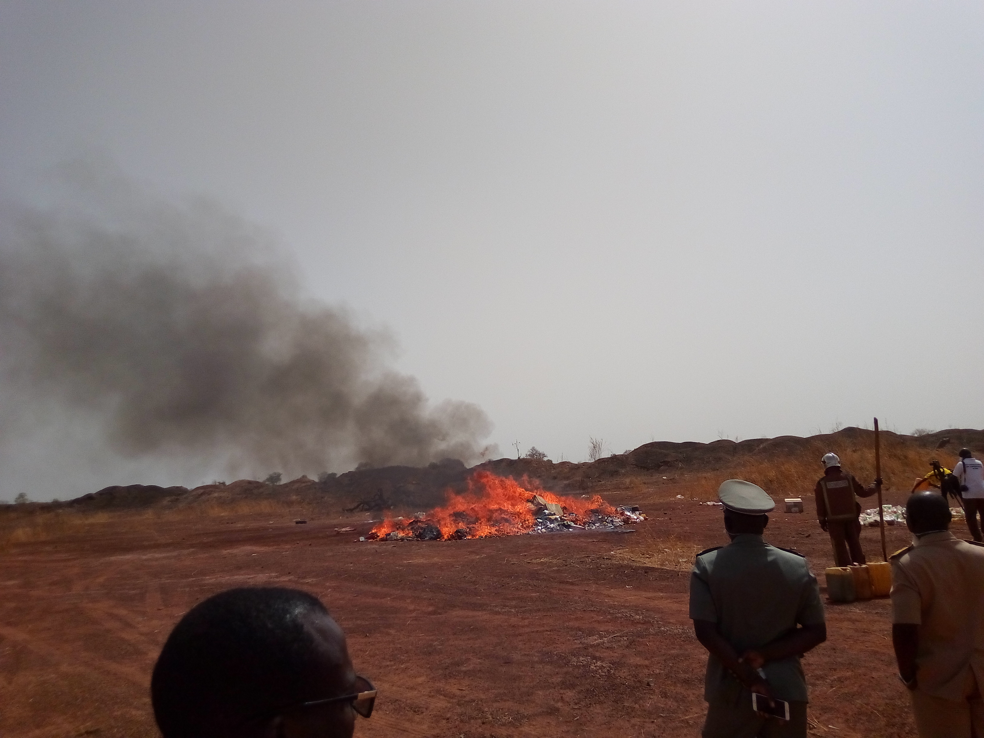 Vélingara : Des produits impropres à la consommation d’une valeur de 13 000 000 f Cfa incinérés