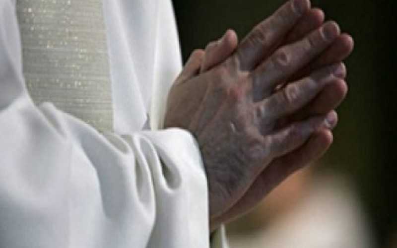 Pour cacher sa relation amoureuse, un prêtre se suicide