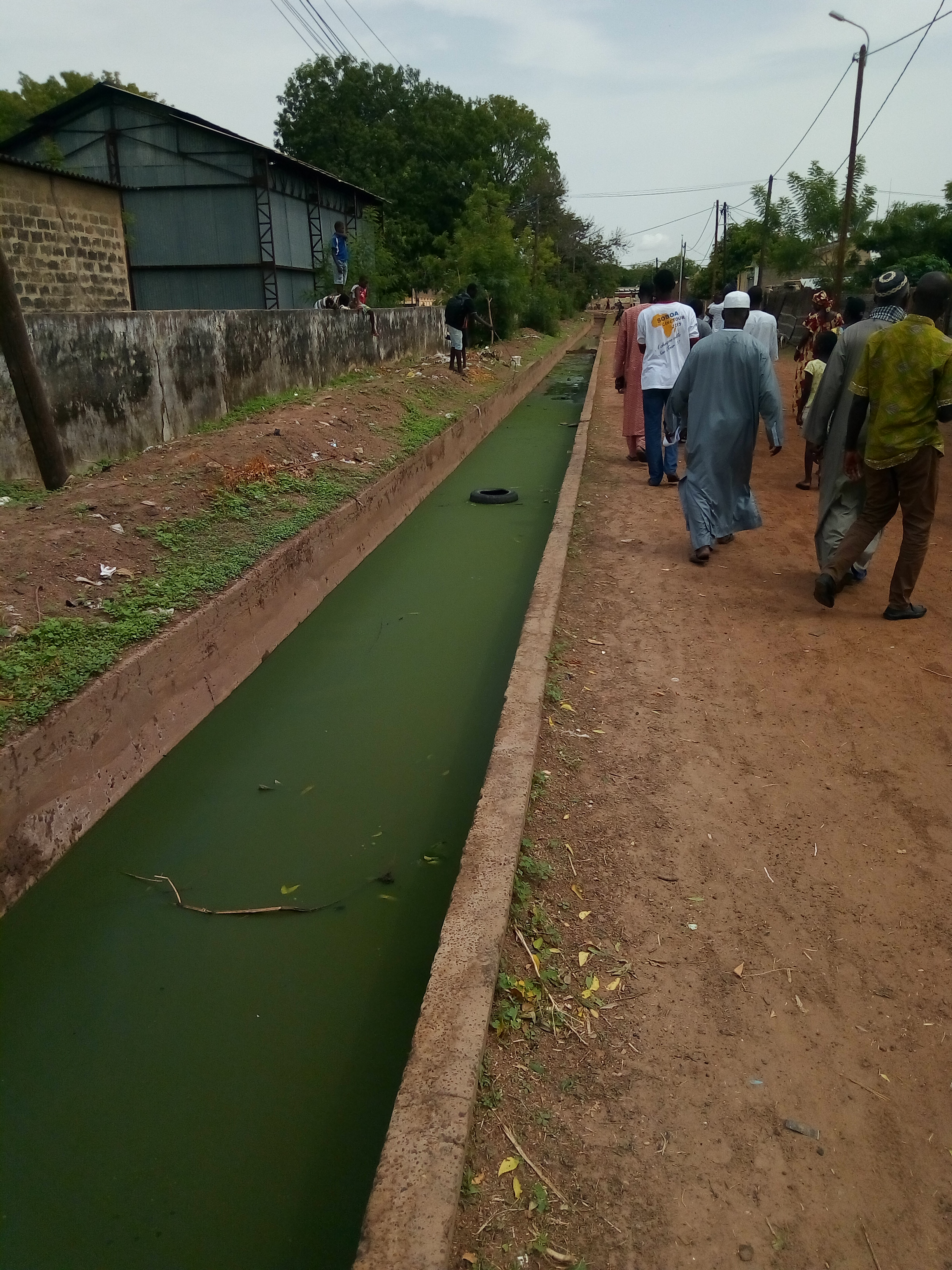 Déversement des eaux usées dans le canal par la MAC de Vélingara : Le collectif des habitants autour du canal menacent de battre le macadam