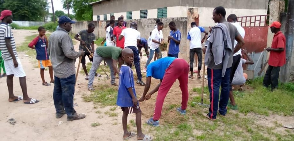 KOLDA : le Mouvement ACTIONS en campagne de désherbage dans les écoles