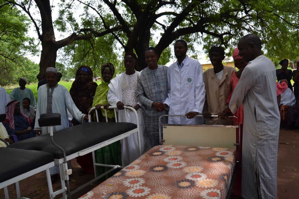 Poste de santé de Mampatim : un ressortissant de la localité offre du matériel médical