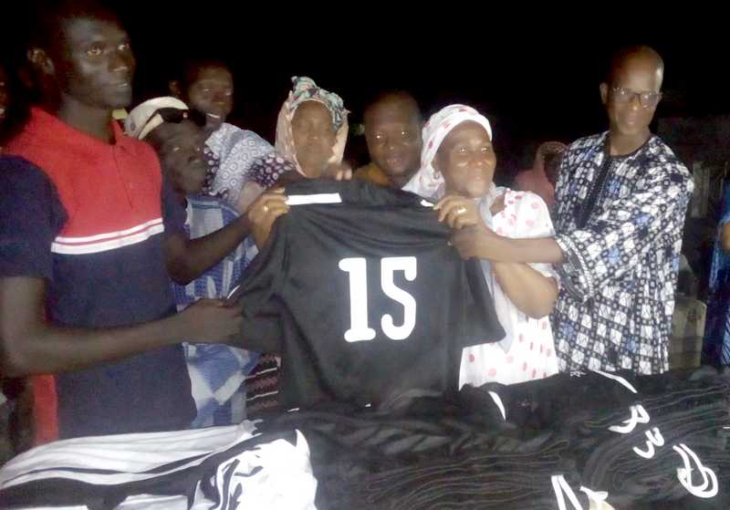Mariama Daba Diamaka donne des équipements sportifs à l’ASC Sikilo Nord